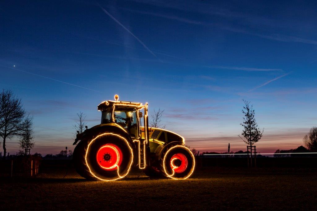 Beleuchteter Trecker zu Weihnachten